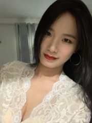 看起来气血很足大胸美妞